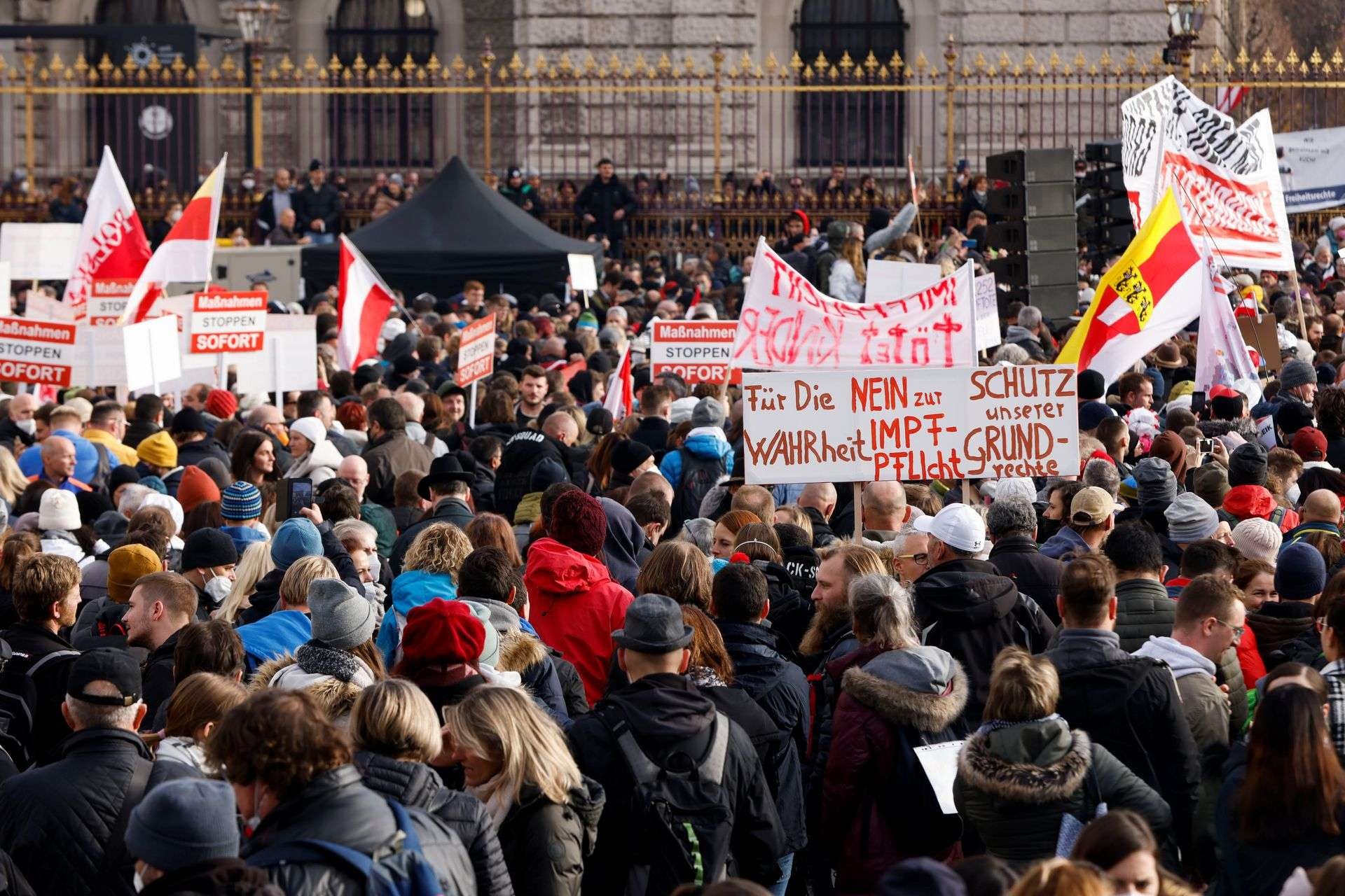 Ribuan orang berpawai di Wina untuk memprotes pembatasan kehidupan publik yang dirancang mengekang pandemi virus corona. (Foto: Reuters)