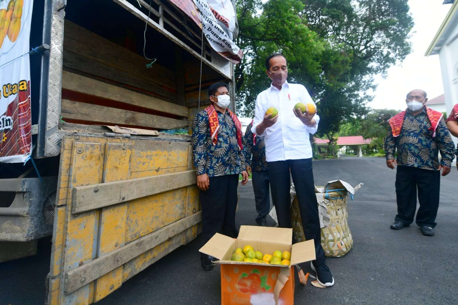 Presiden Jokowi mendapat kiriman satu truk buah Jeruk dari warga Kao Sumut. Warga minta jalan di daerahnya diperbaiki. (Foto: Setpres)