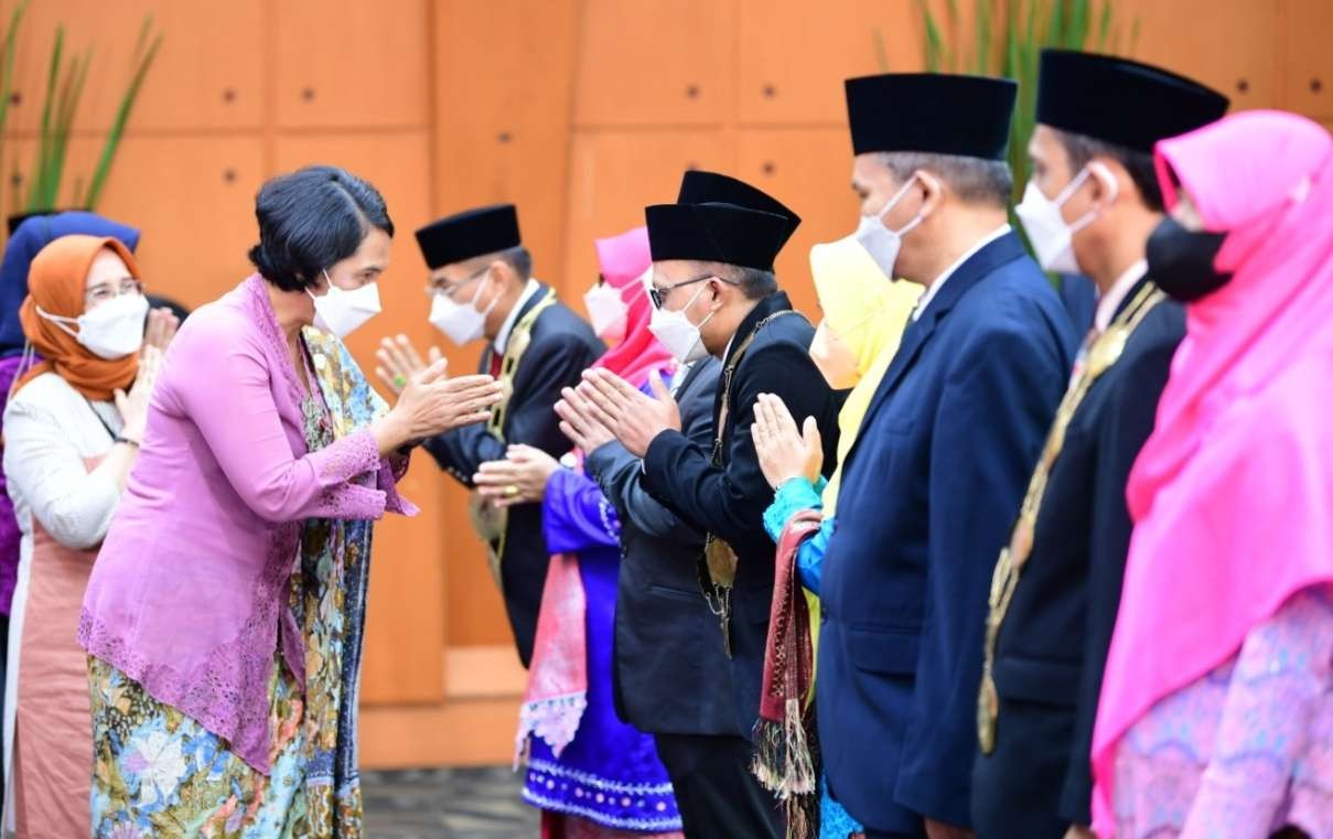 Sesjen Kemendikbud Ristek Suharti, memberi ucapan selamat kepada pejabat yang baru dilantik. (Foto: Istimewa)