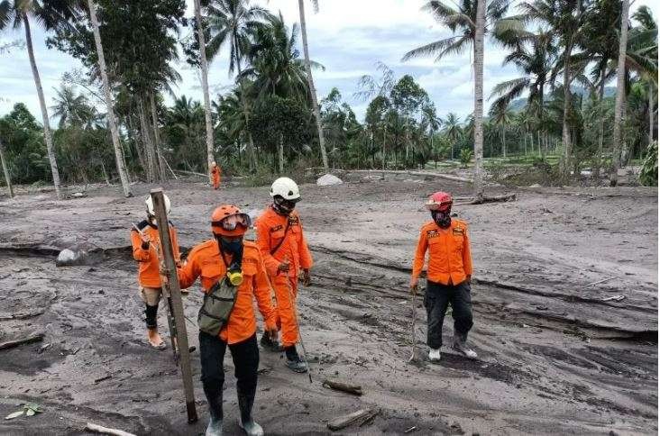 Tim SAR di lokasi pencarian Gunung Semeru, Senin, 6 Desember 2021. (Foto: Antara/HO-SAR Surabaya)