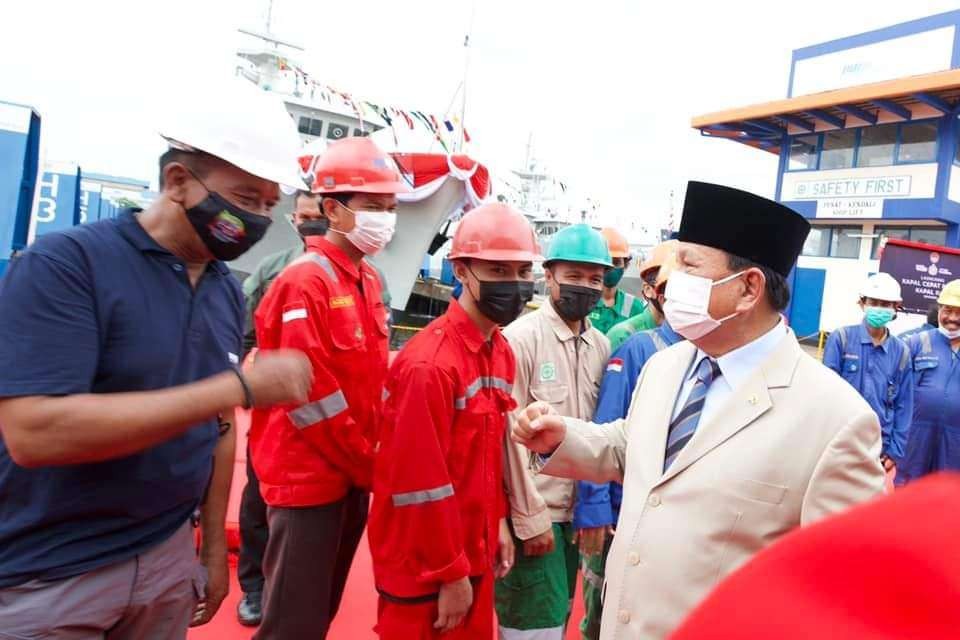 Menhan Prabowo Subianto bersama karyawan Galangan Kapal PT PAL Surabaya (foto: Istimewa).