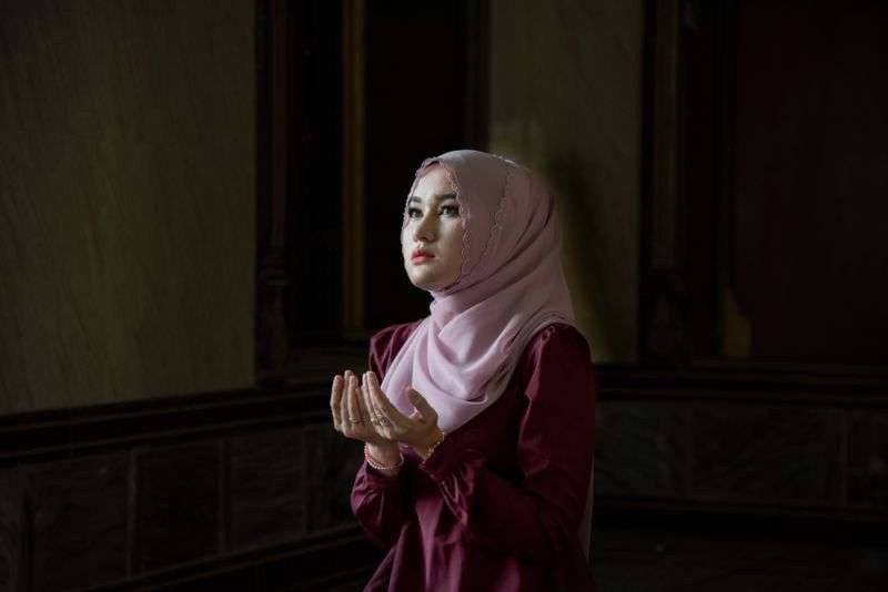 Selalu berdzikir dan berdoa, merupakan anjuran Islam. Seorang Muslimah jelita berdoa. (Ilustrasi)
