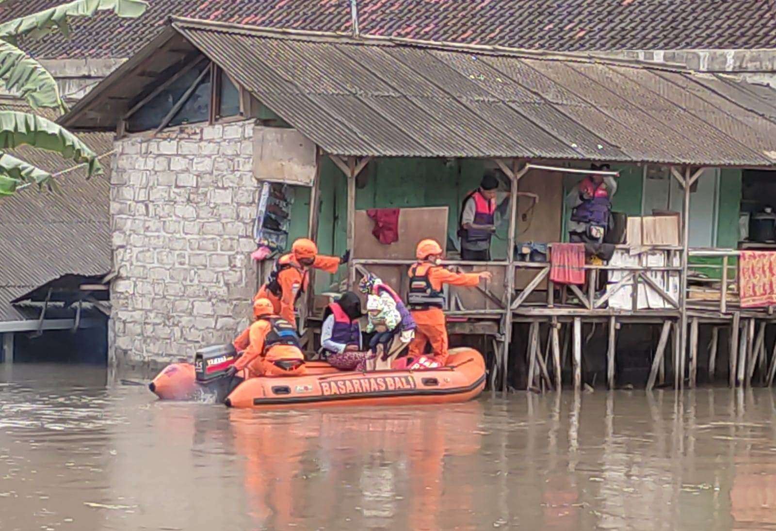 Tim SAR Gabungan mengevakuasi warga yang terjebak banjir di Legian, Senin 6 Desember 2021. (Foto: Basarnas Bali)