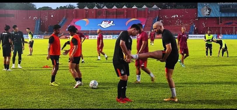 Para pemain Persik Kediri saat berlatih di Stadion Brawijaya Kediri. (Foto: Fendhy Plesmana/Ngopi bareng.id)