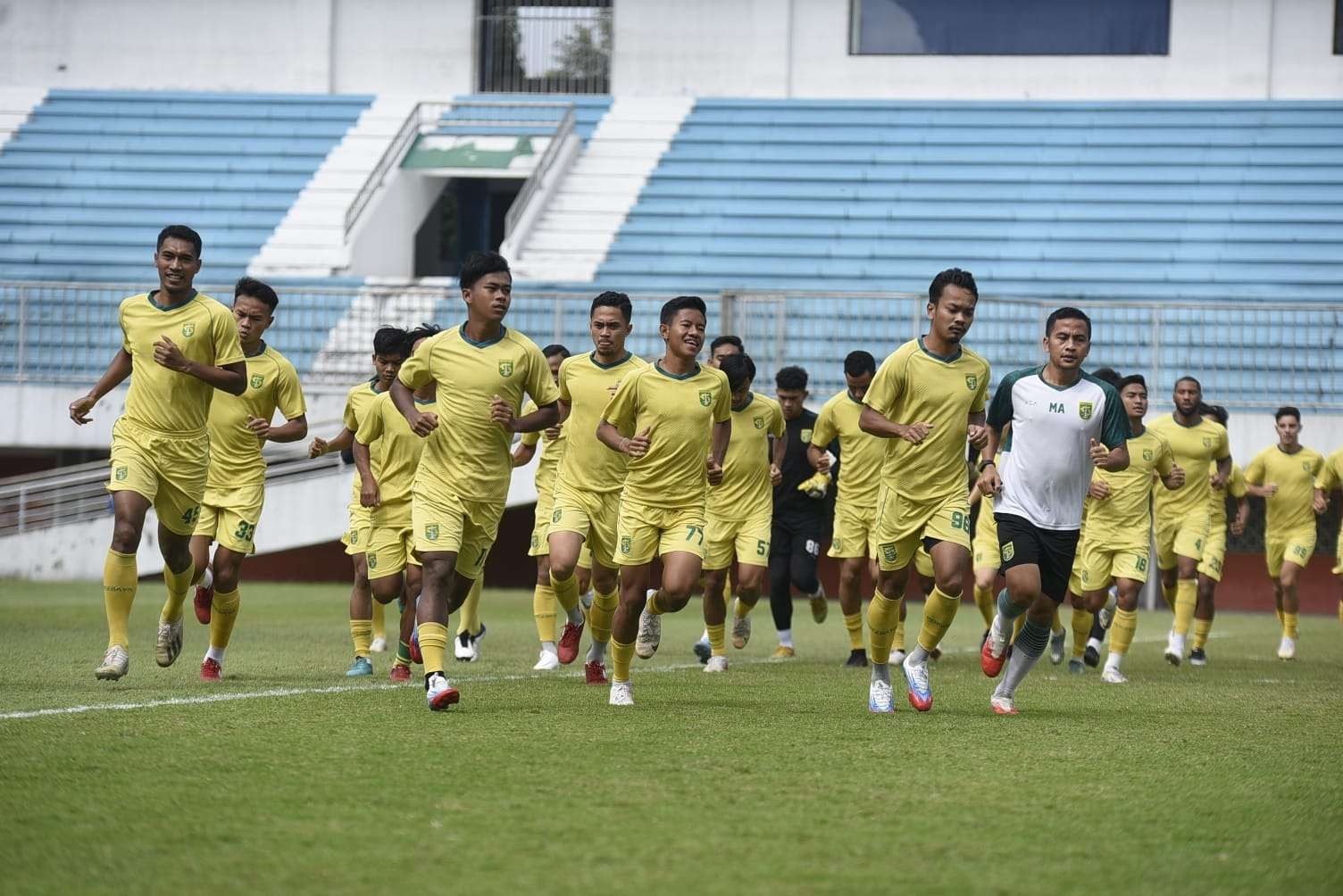 Pemain Persebaya melakukan latihan di Yogyakarta, Selasa 7 Desember 2021. (Foto: Istimewa)