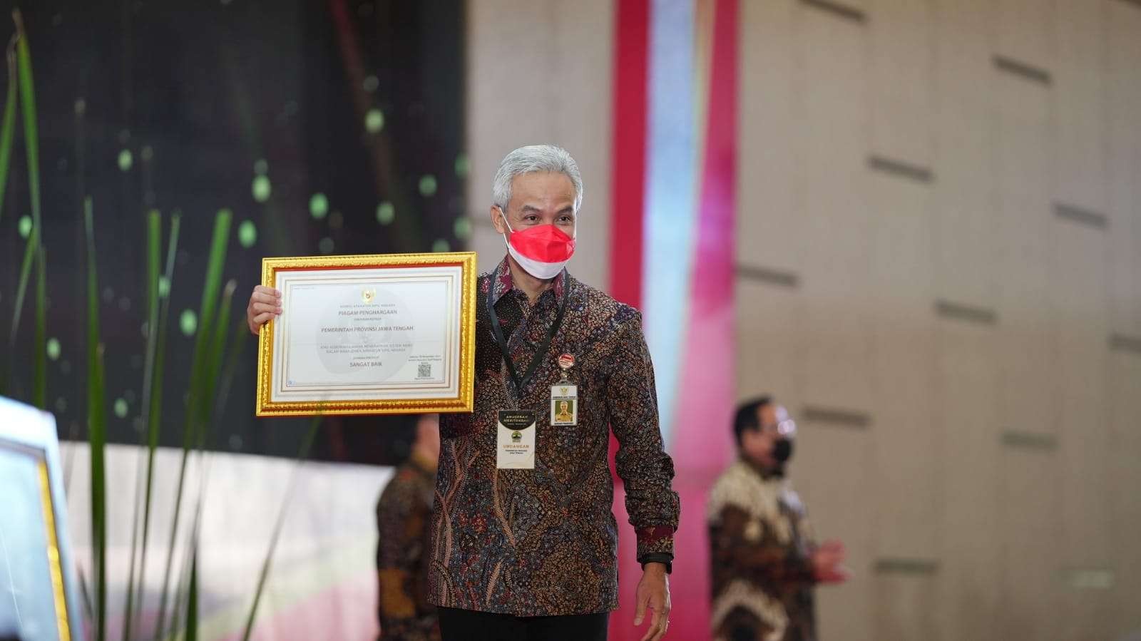 Gubernur Ganjar Pranowo membawa Pemprov Jawa Tengah raih Anugerah Meritokrasi Tahun 2021 dari Komisi Aparatur Sipil Negara (KASN). (Foto: Istimewa)