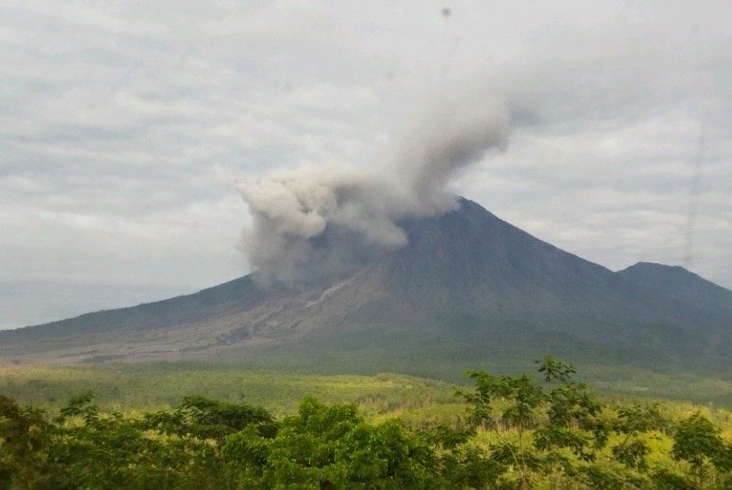 Gunung Semeru mengeluarkan awan panas guguran dengan tinggi kolom mencapai 1 km. (Foto: PVMBG)