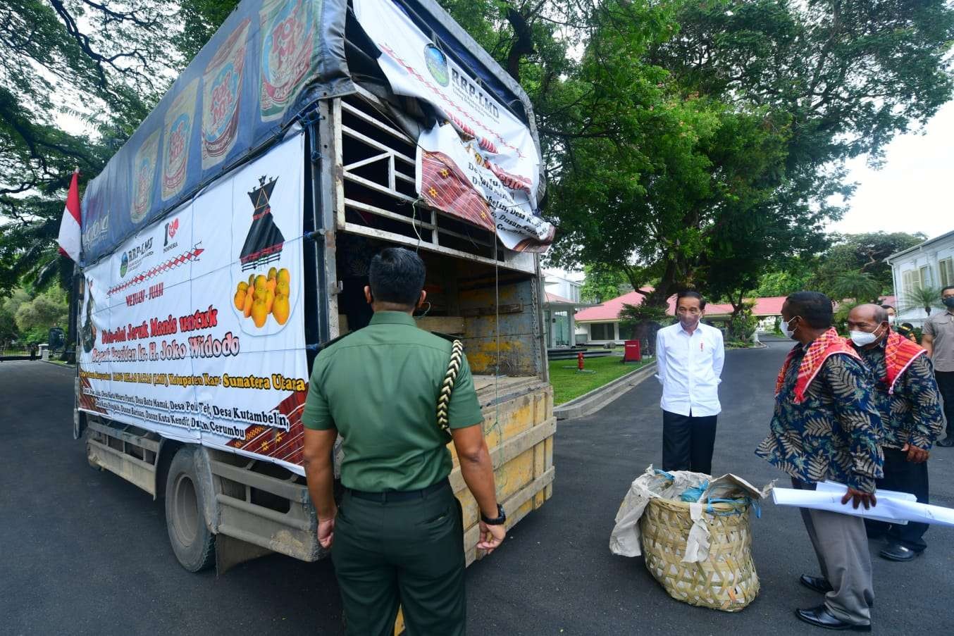 Oleh-oleh satru truk buah jeruk dari warga Karo untuk  untuk Presiden Joko Widodo. (Foto: Setpres)