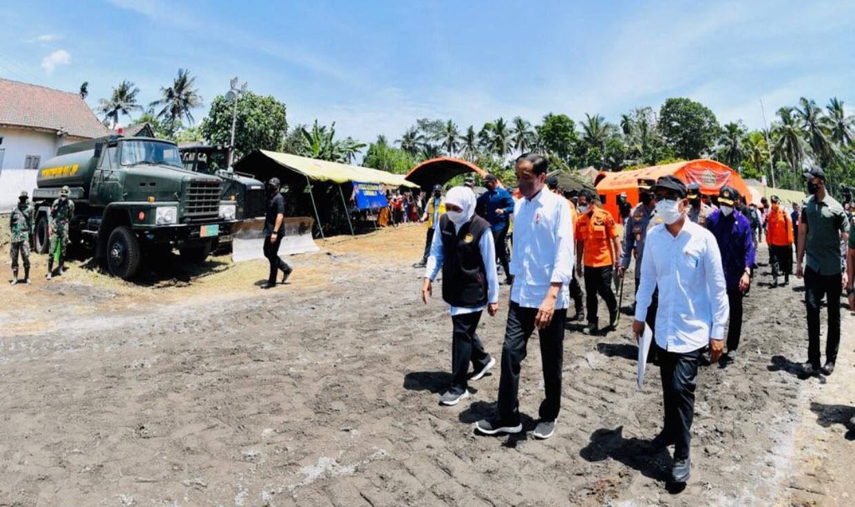 Presiden RI, Joko Widodo saat kunjungi pengungsi erupsi Gunung Semeru (Foto: dok. Humas Pemprov Jatim)