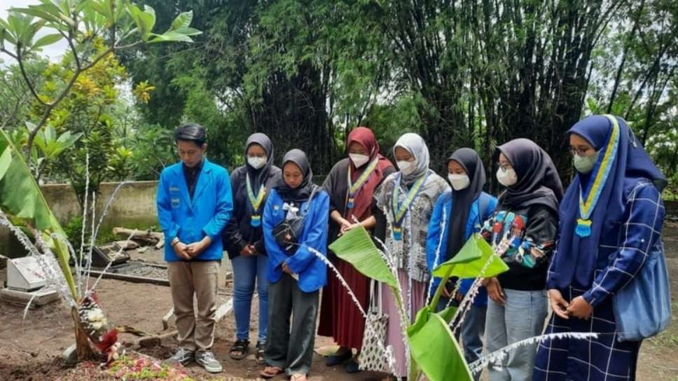 PMII Mojokerto saat takziah ke makam Novia di pemakaman umum Dusun Sugihan.(Foto: Istimewa)