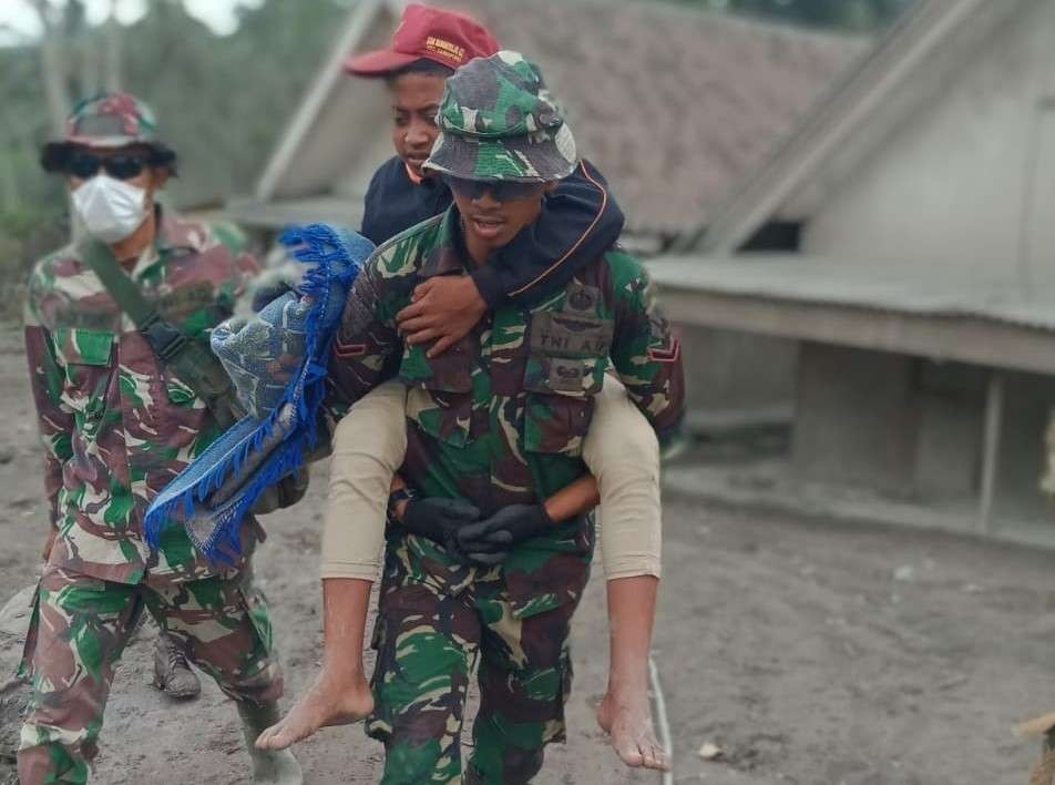 Anggota TNI AU mengevakuasi bocah korban erupsi Gunung Semeru. (Foto: Dok TNI AU)