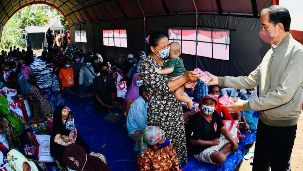Presiden menyerahkan bantuan untuk pengungsi korban erupsi Gunung Semeru. (Foto: Setpres)