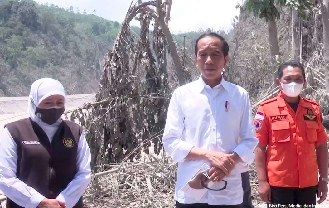 Presiden Jokowi meninjau lokasi terdampak erupsi Gunung Semeru di Lumajang, Jawa Timur, Selasa, 7 Desember 2021. (Foto: Setpres)