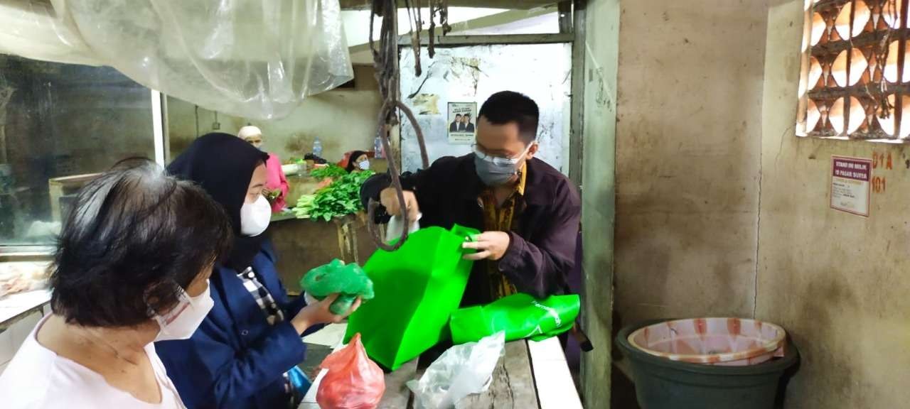 Pakar Lingkungan Hidup Unair kawal studi pasar di Surabaya bebas kantong plastik. (Foto: Istimewa)