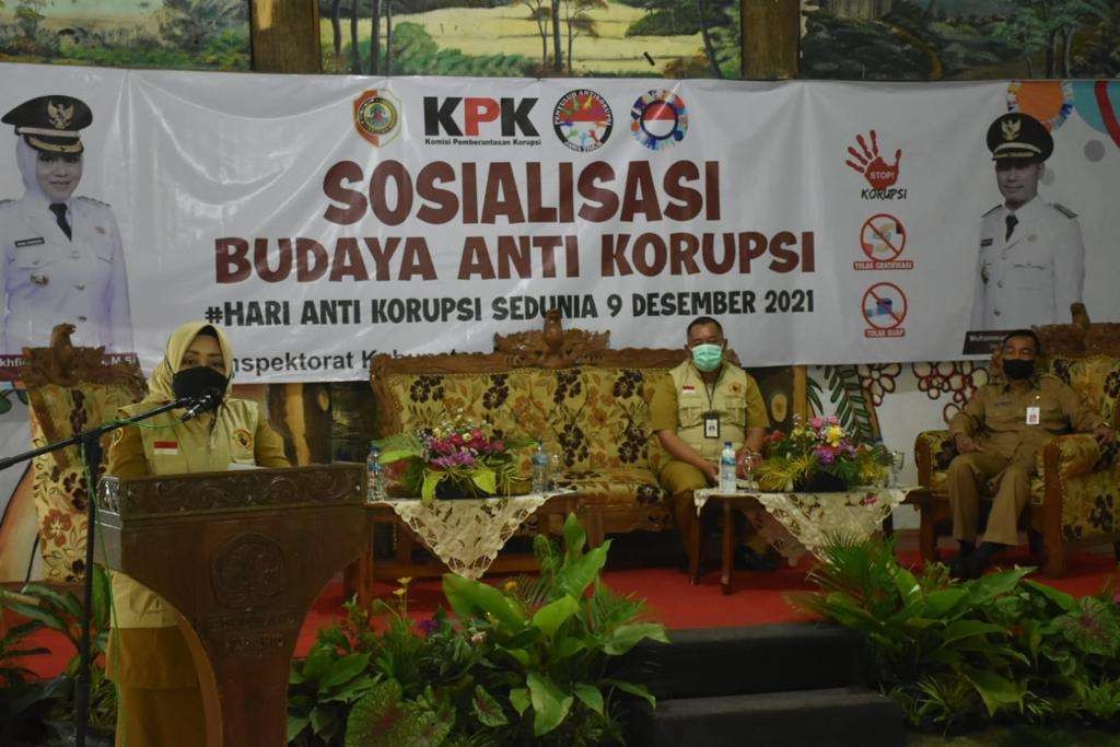 Bupati Mojokerto saat memberikan arahan di acara Sosialisasi Budaya Anti-Korupsi.(Deni Lukmantara/Ngopibareng)