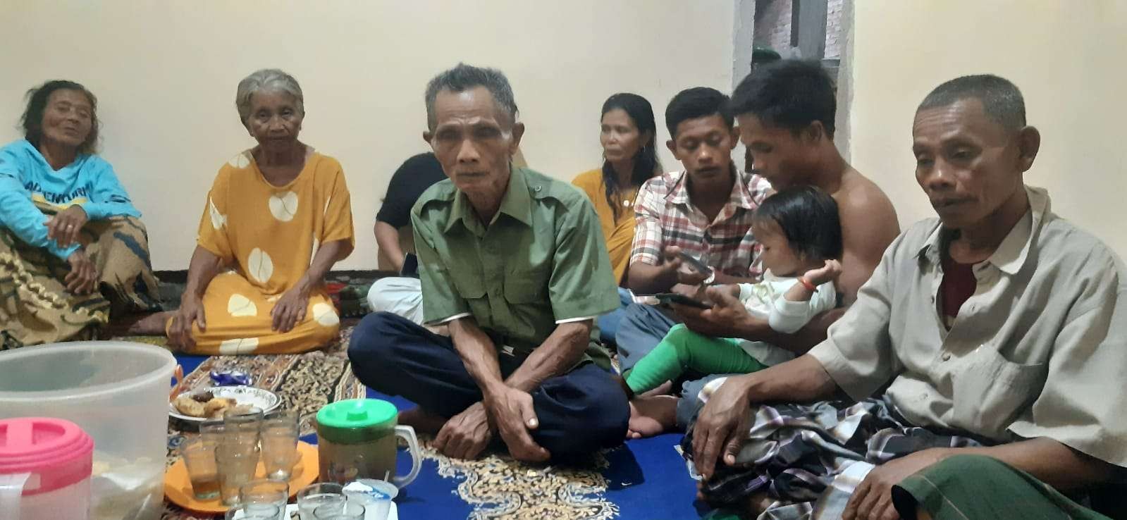 Sebanyak 20 orang korban erupsi Gunung Semeru yang memilih mengungsi di rumah kerabat mereka di Kabupaten Blitar. (Foto: Choirul Anam/Ngopibareng.id)