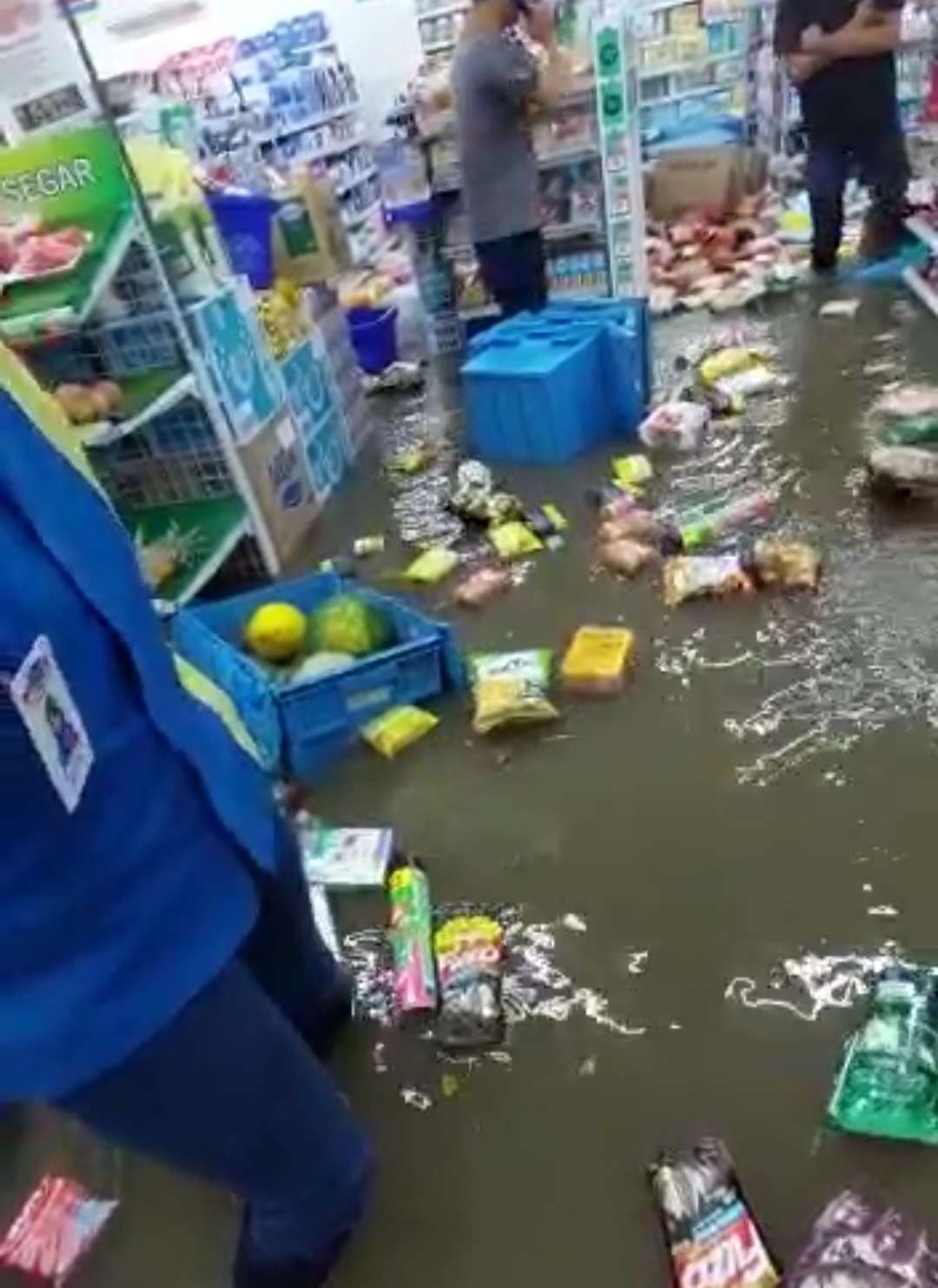 Tangkapan layar video mini market terendam air di Mojokerto.(foto istimewa)