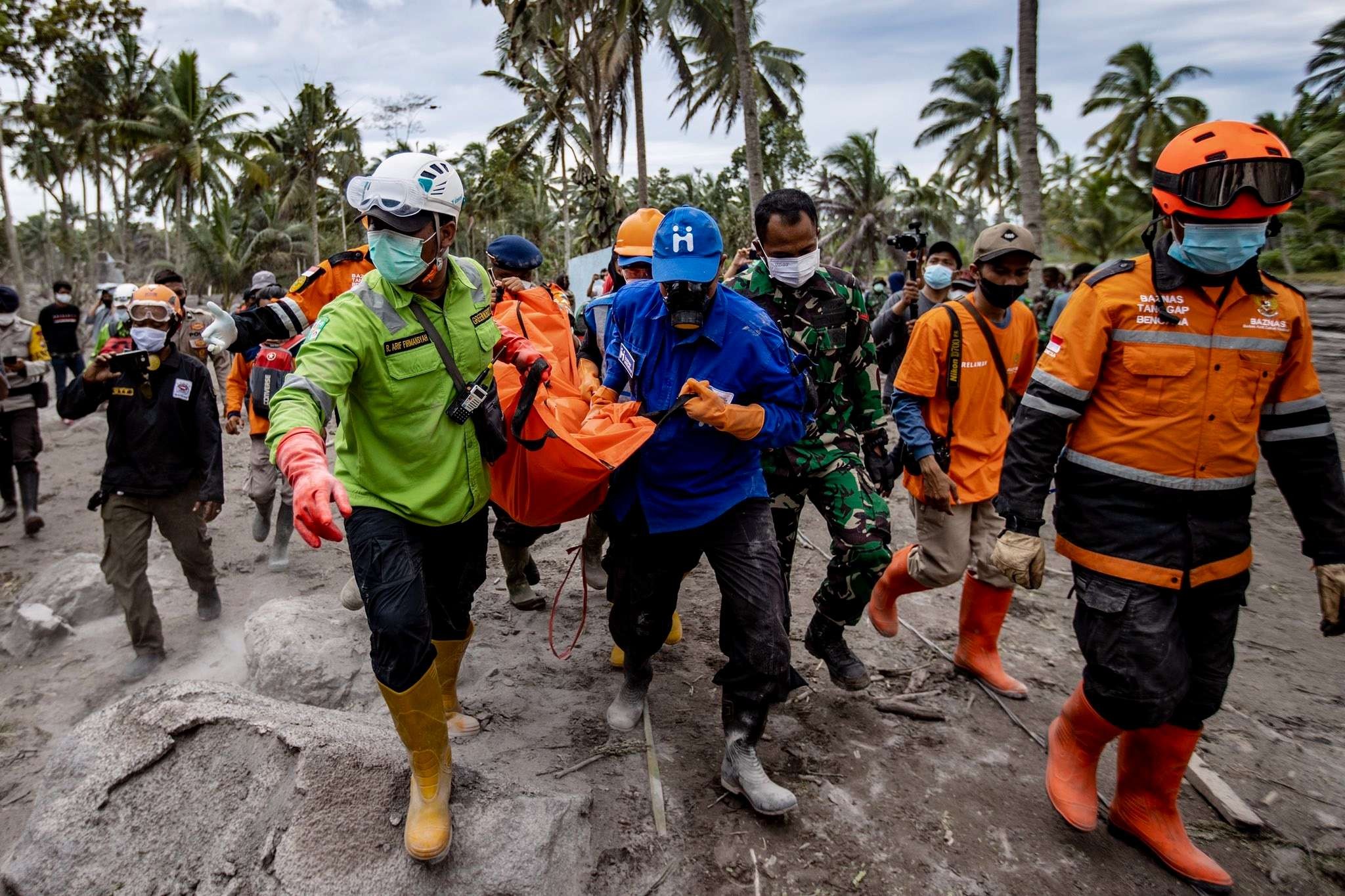 Petugas Gabungan mengevakuasi korban erupsi Gunung Semeru. (Foto: Dok BPBD Jatim)