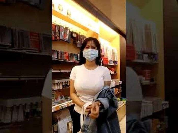 Siska, pelaku eksibisionis di Bandara Yogyakarta International Airport, pernah melakukan aksinya buka bra di sebuah toko buku. (Foto: YouTube)