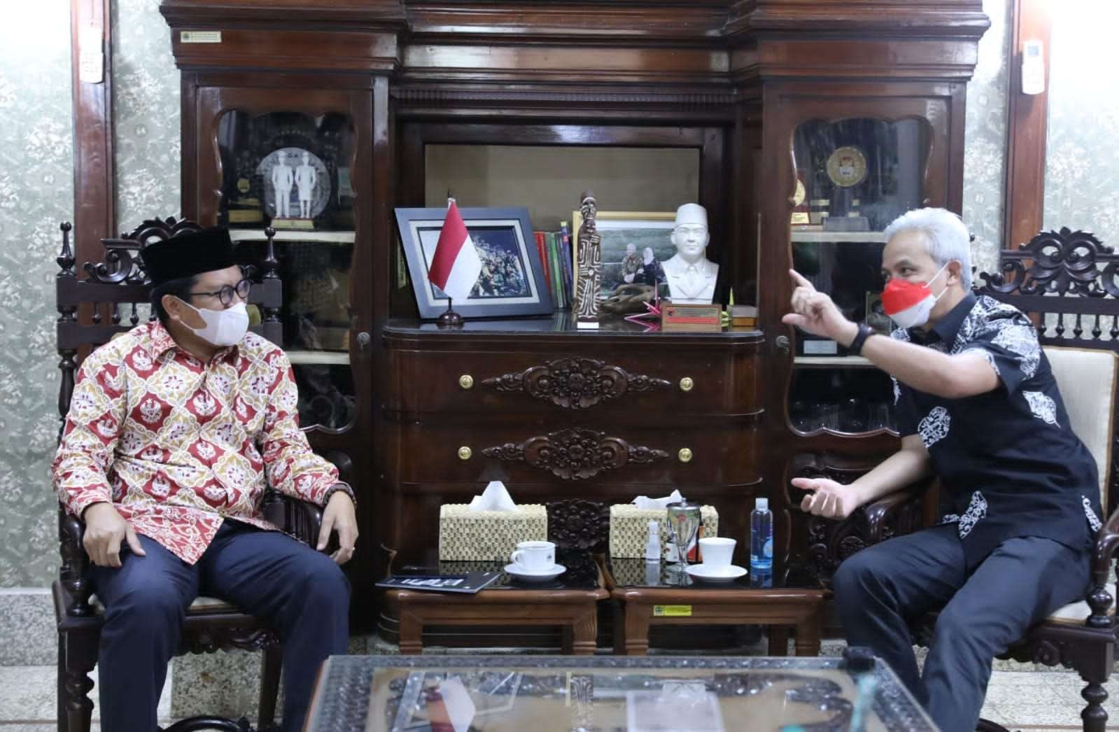Gubernur Jawa Tengah Ganjar Pranowo saat berbincang dengan Duta Besar Indonesia untuk Tunisia, Zuhairi Misrawi. (Foto: dok. Humas Pemprov Jateng)