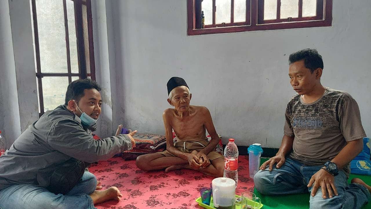 Mbah Gupat (tengah), warga Desa Sumberwuluh, Kecamatan Candipuro, Lumajang mengungsi di Kabupaten Probolinggo. (Foto: Ikhsan Mahmudi/Ngopibareng.id)