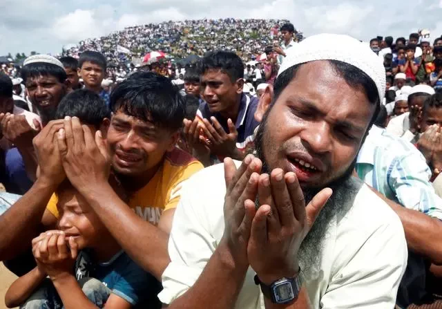 Pengungsi Rohingya saat berkumpul memperingati 2 tahun serangan milter di Rakhine. (Foto: Reuters)