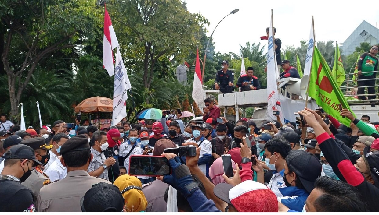 Massa buruh saat audiensi dengan Disnakertrans Jatim (Foto: Andhi Dwi/Ngopibareng.id)