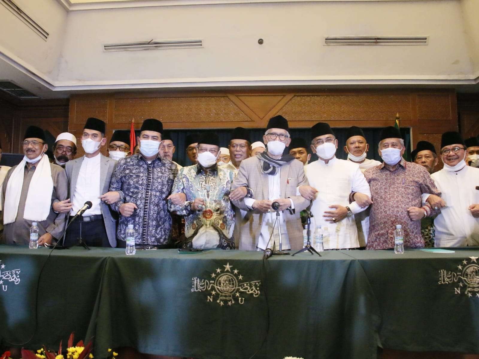 Para pimpinan Pengurus Besar Nahdlatul Ulama berfoto bersama. Ketua Umum PBNU KH Said Aqil Siroj mengatakan bahwa dirinya bersama Sekjen dan Rais Aam serta Katib Aam sepakat bahwa Muktamar akan digelar pada 23 Desember 2021.(Foto: Istimewa)