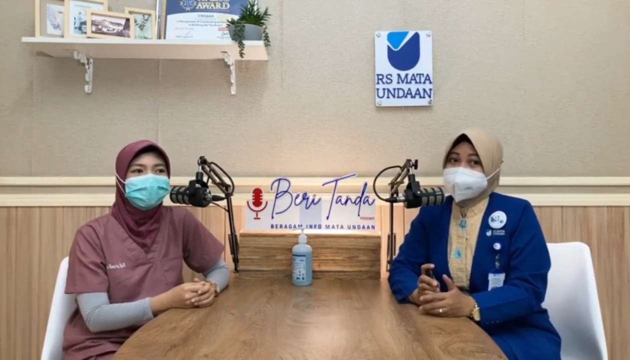 Dokter Dewi Rosarina saat mengungkapkan fakta dan mitos seputar glaukoma dalam podcast Beri Tanda. (Foto: Tangkpan Layar)