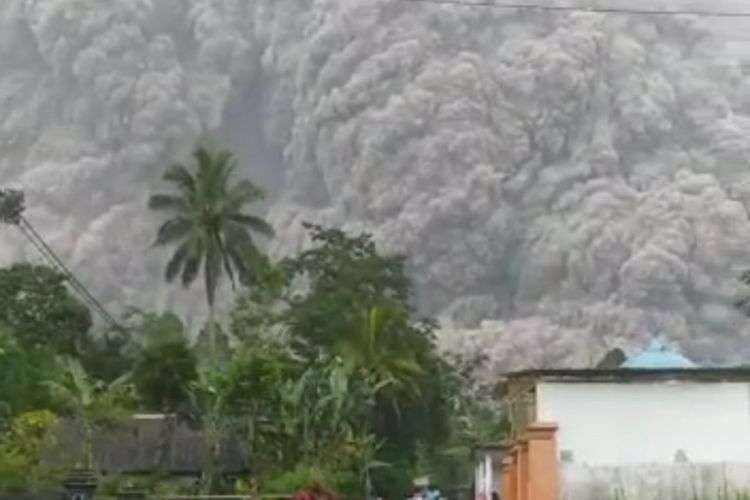 Tangkapan layar dari video yang beredar akibat awan panas guguran (APG) yang keluar dari Gunung Semeru, Jawa Timur.(KOMPAS.COM/Tangkapan layar video yang beredar)