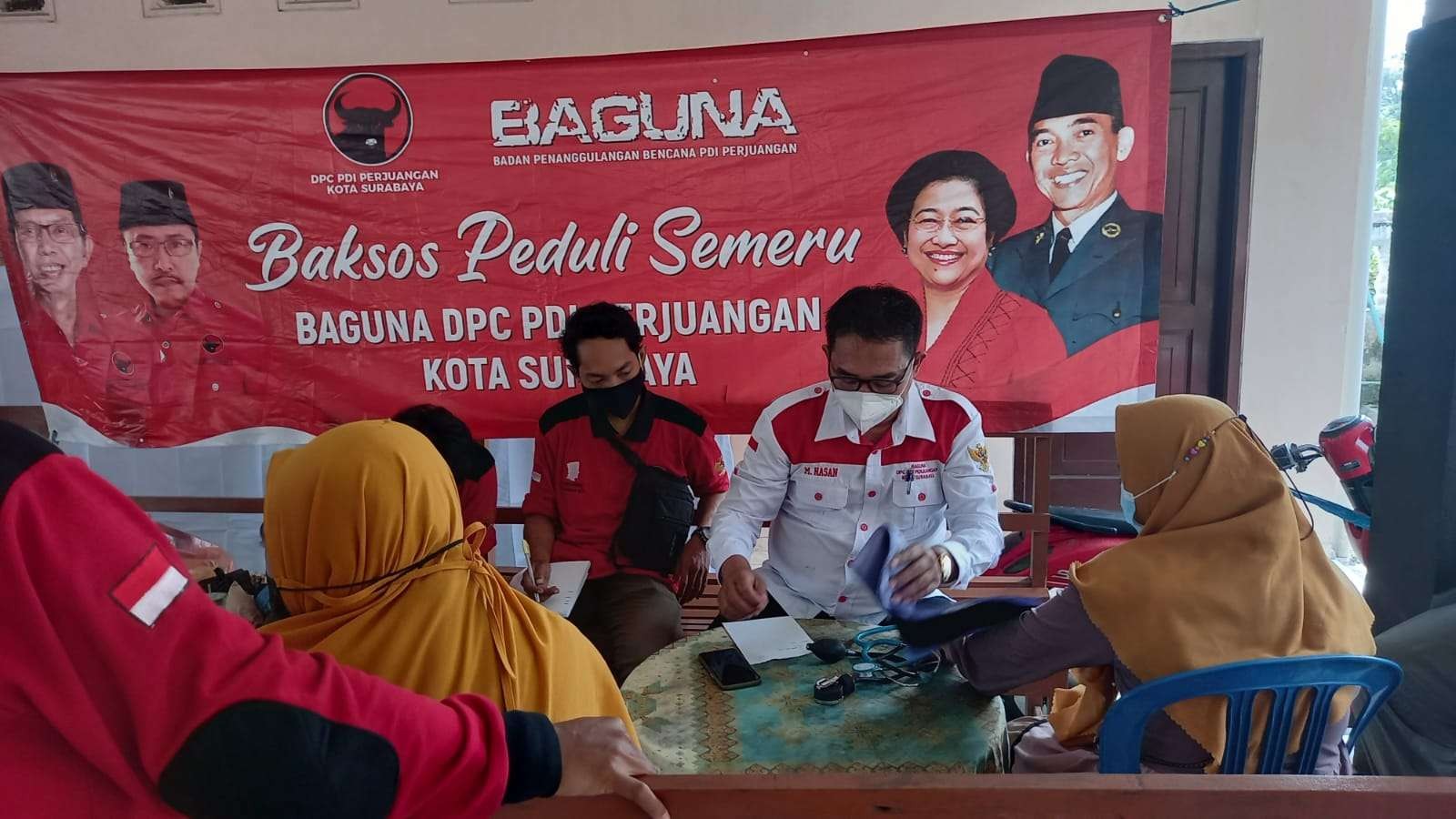 Pemeriksaan kesehatan warga yang terdampak erupsi Semeru. (Foto: PDIP Surabaya untuk Ngopibareng.id)
