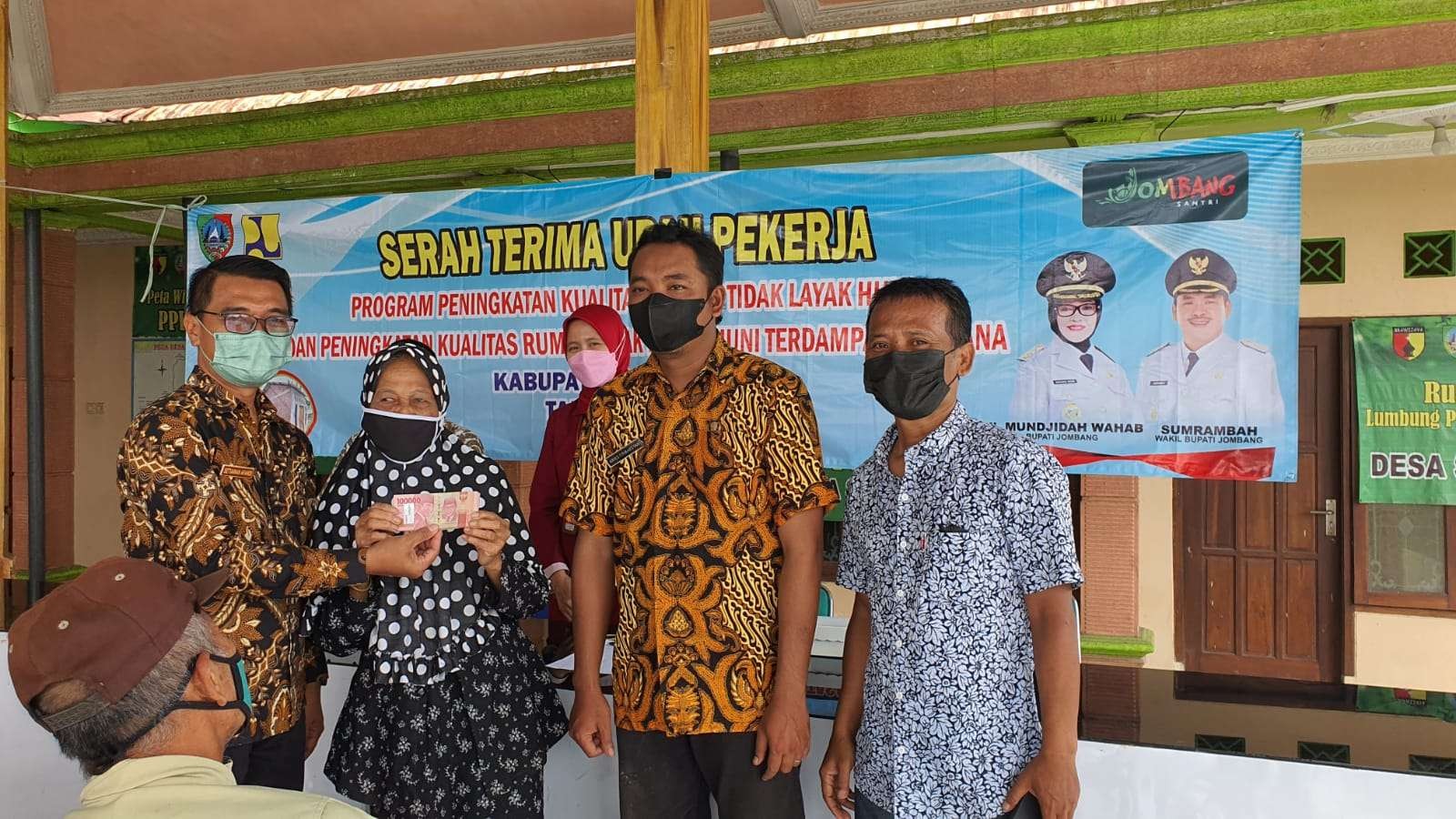 Serah terima upah pekerja kegiatan rehabilitasi Rumah Tidak Layak Huni (RTLH) di Balai Desa Seketi, Kecamatan Mojoagung, Selasa 7 Desember 2021 kemarin. (Foto: Istimewa)