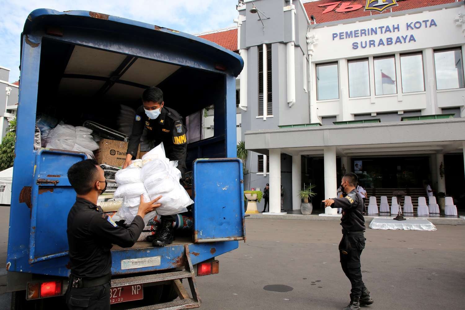 Petugas BPB Linmas Kota Surabaya saat mengangkut bantuan yang akan dibawa ke Lumajang di Balai Kota, Surabaya, Rabu 8 Desember 2021. (Foto: ist)