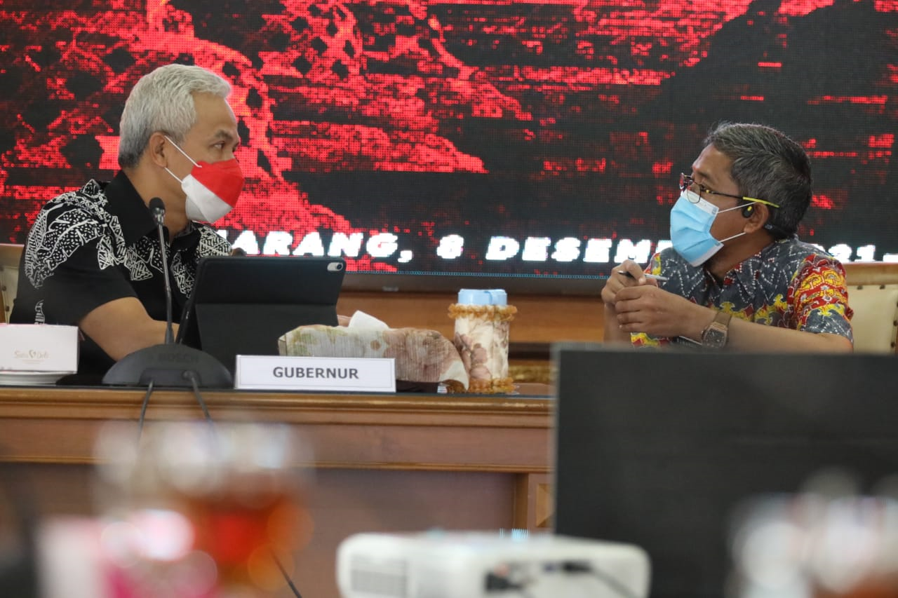 Gubernur Jawa Tengah Ganjar Pranowo saat mengikuti Rapat Koordinasi secara virtual tentang Kesiapan Penerapan PPKM Natal 2021 dan Tahun Baru 2022, Percepatan Vaksinasi serta Belanja Daerah APBD dan Rakor Kemiskinan yang dipimpin Mendagri, Rabu, 8 Desember 2021. (Foto: Istimewa)