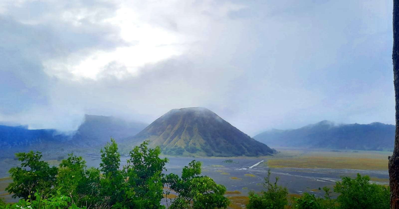 Gunung Batok dan Lautan Pasir dua hari pasca Semeru erupsi. Aman untuk dikunjungi. (Foto: Alief Sambogo/Ngopibareng.id)