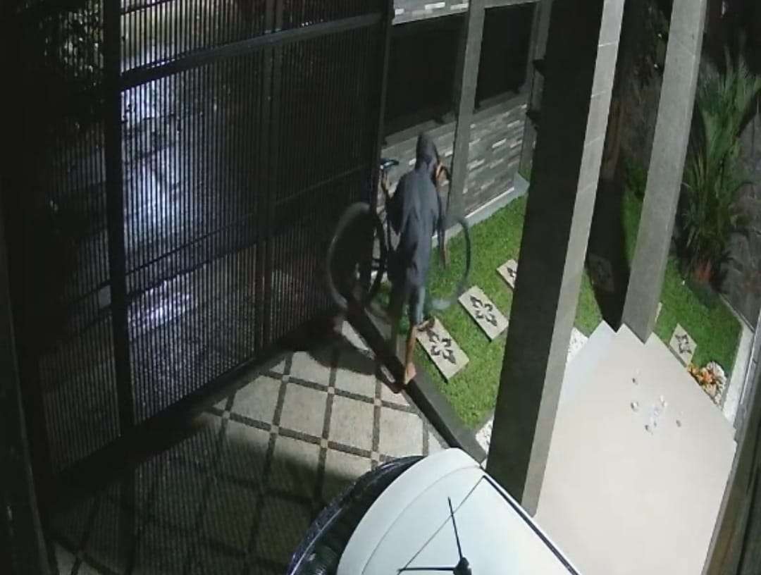 Tangkapan layar pelaku pencurian sepeda di rumah korban Rz. (Foto: Istimewa)