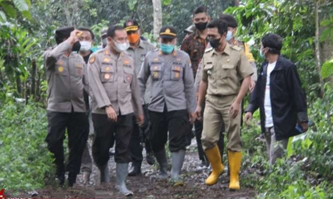 Kapolres Bondowoso AKBP Herman Priyanto bersama BPBD dan Forkopimcam Sumberiwringin saat mengecek jalur evakuasi di desa lereng Gunung Raung. (foto: humas polres)