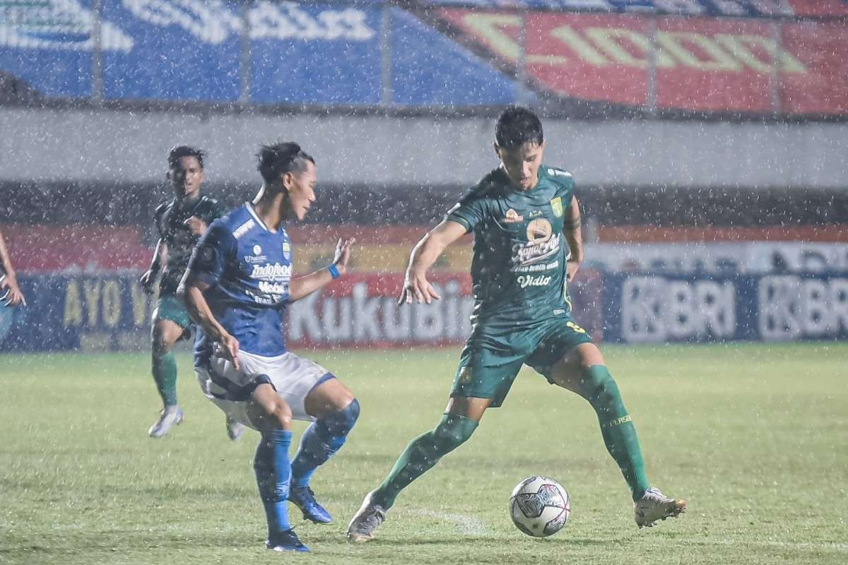 Pemain Persebaya, Bruno Moreira berusaha melewati penjagaan Pemain Persib Bandung di Stadion Maguwoharjo, Sleman, Rabu 8 Desember 2021 malam. (Foto: Istimewa)