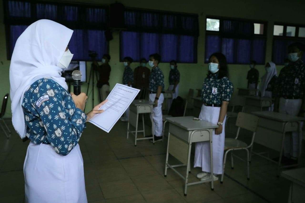 Gubernur Jawa Tengah Ganjar Pranowo melantik agen antikorupsi Jateng. Pelantikan dilakukan secara simbolis terhadap empat siswa di Aula SMA 15, Semarang. (Foto: ist)