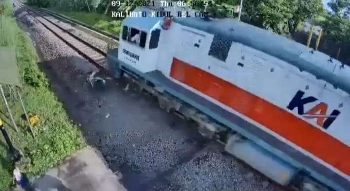 Sepeda motor korban terseret kereta api hingga beberapa meter (Foto: Tangkapan layar video)