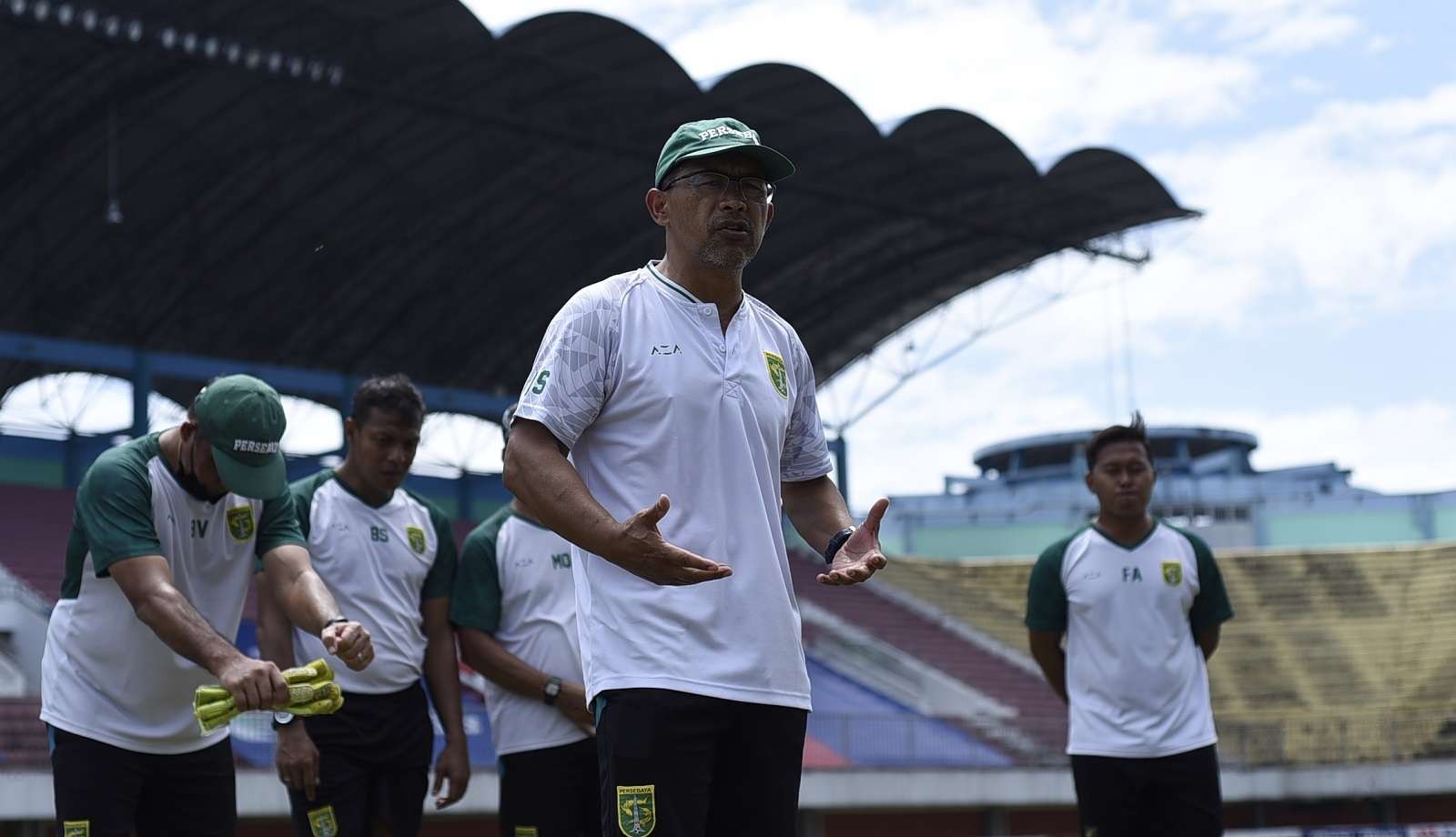 Pelatih Persebaya, Aji Santoso, saat memberi instruksi kepada para pemainnya dalam sesi latihan. (Foto: Istimewa)