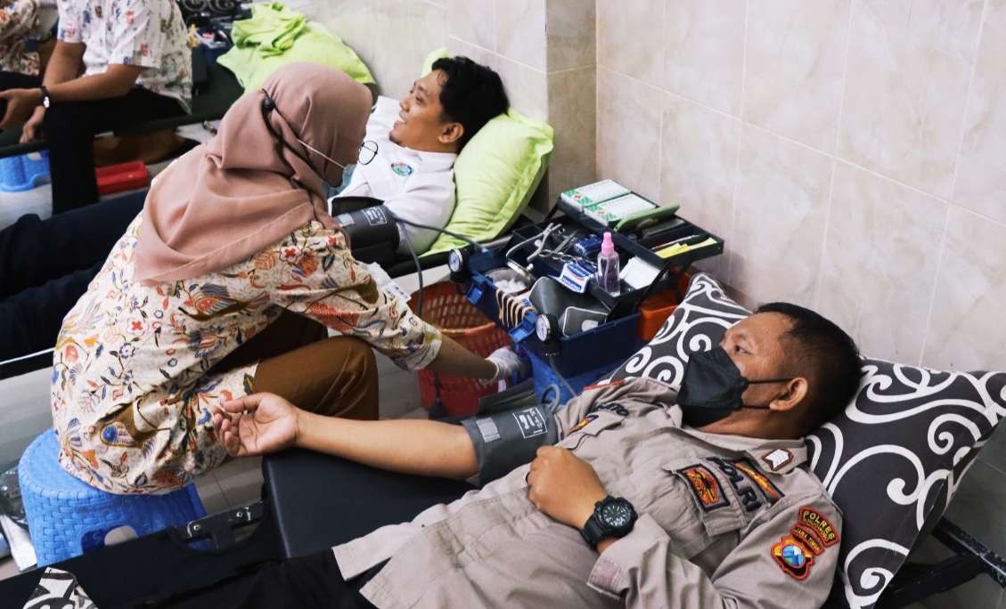 Anggota TNI-Polri di Bondowoso melakukan baksos donor darah bersama menyambut Hari Juang Kartika TNI AD ke-76 di Makodim 0822.(Foto: Guido Saphan/Ngopibareng.id)