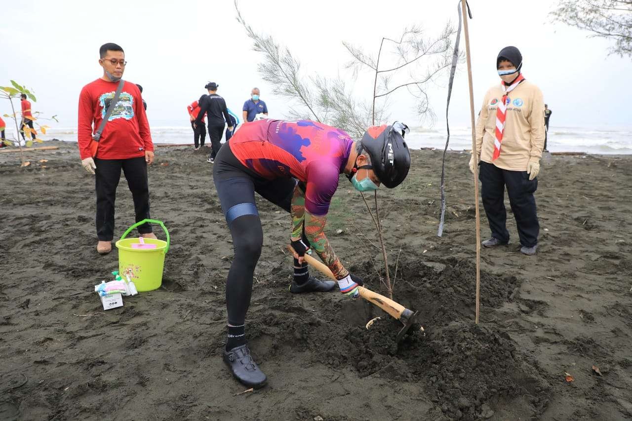 Gubernur Jawa Tengah, Ganjar Pranowo melakukan kegiatan penanaman pohon di bibir Pantai Tirang, Kecamatan Tugu, Kota Semarang, Jumat 10 Desember 2021. (Foto: Istimewa)