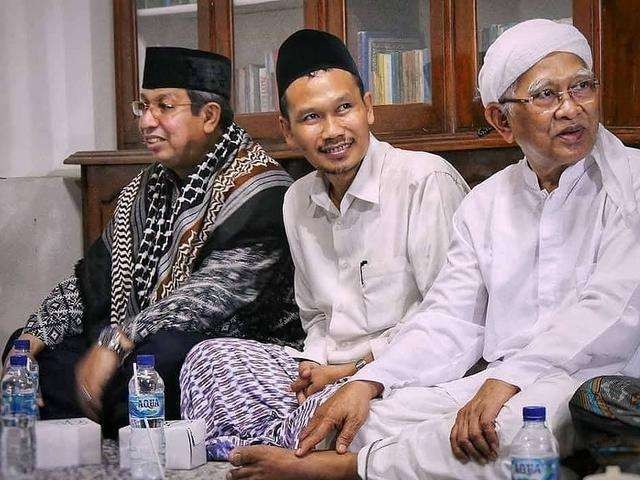 Gus Baha bersama Gus Mus dan Prof Habib Said Aqil Husin Al-Munawar di Rembang. (Foto: Dok/Ngopibareng.id)