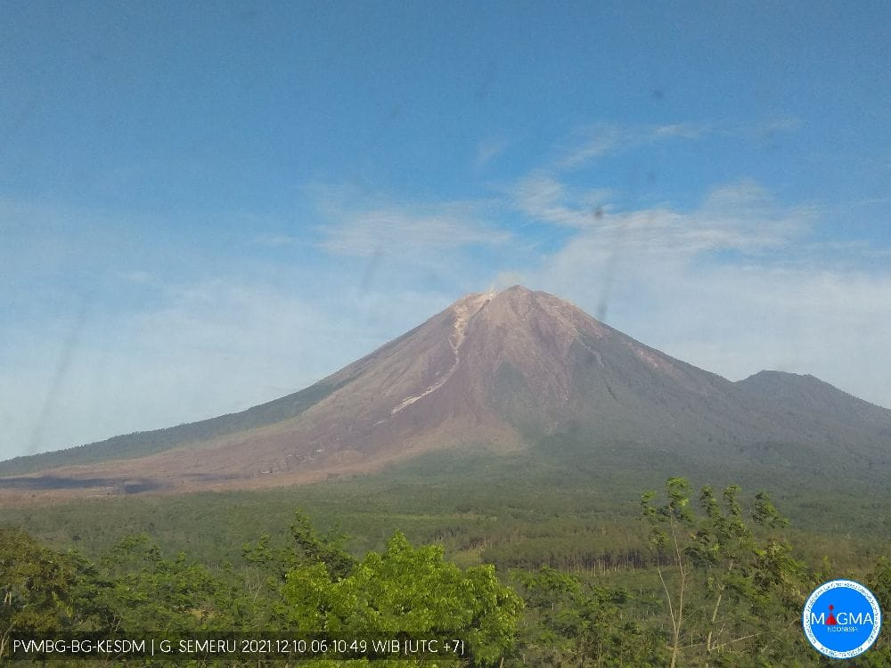Visual Gunung Semeru pada hari ini, Jumat 10 Desember 2021. (Foto: Pusat Vulkanologi dan Mitigasi Bencana Geologi Kementerian ESDM)