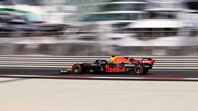 Pembalap Red Bull Max Verstappen menjadi yang tercepat di FP1 GP Abu Dhabi. (Foto: Twitter)