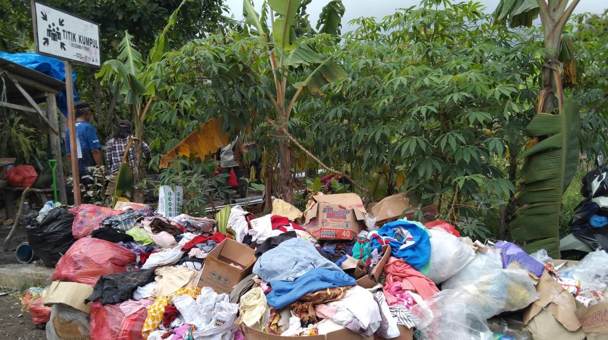 Sampah yang menumpuk di pos pengungsian erupsi Gunung Semeru. (Foto: Humas Polda Jatim)