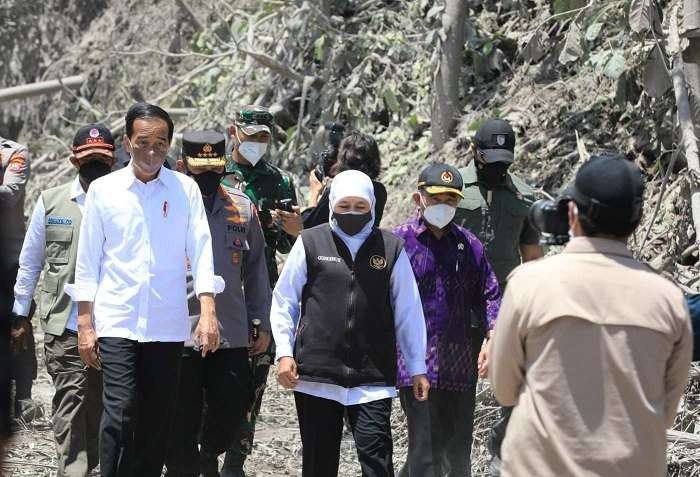 Gubernur Jawa Timur, Khofifah Indar Parawansa saat mendampingi Presiden Jokowi di lokasi bencana erupsi Semeru di Lumajang. (Foto: Humas Pemprov Jatim)