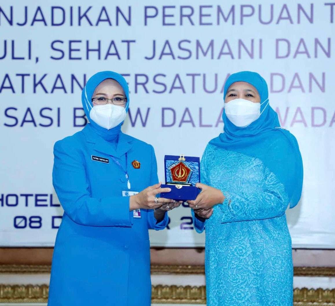 Ketua Umum BKOW Provinsi Jatim Fatma Saifullah Yusuf dan Gubernur Jatim Khofifah Indar Parawansa. (Foto: dok. BKOW Provinsi Jatim)