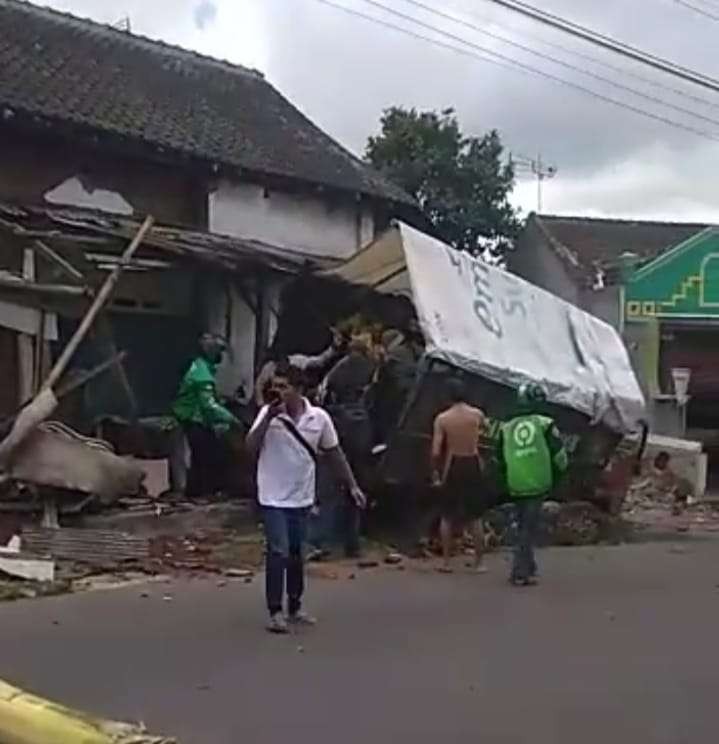 Sejumlah warga membantu korban kecelakaan maut di Jl Cempaka, Patrang, Jember. (Foto: Tangkap layar video)